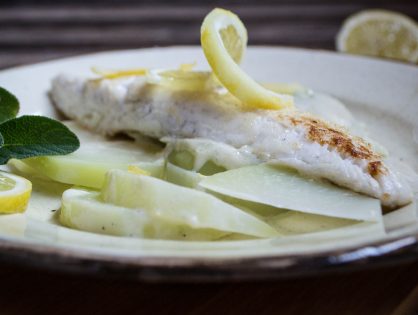 Gebratene Fischfilets auf Zitronen-Rahm-Kohlrabi