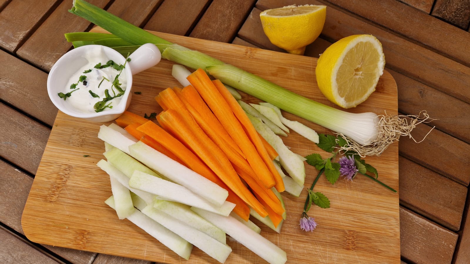 Karotten-Kohlrabi-Sticks mit Minze-Joghurt-Dip