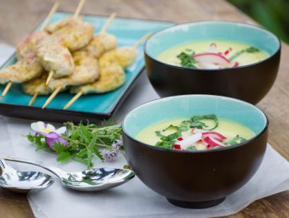 Suppe vom Kohlrabi mit Kokosmilch und Hühnerspießchen