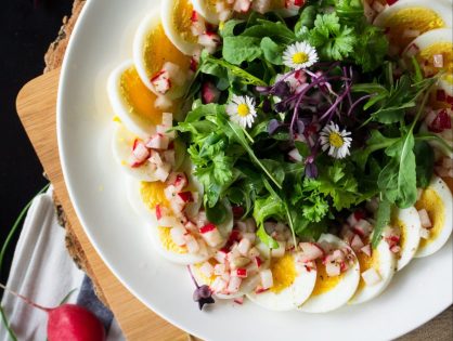 Frühlingssalate mit Eiern und Radieschen-Vinaigrette