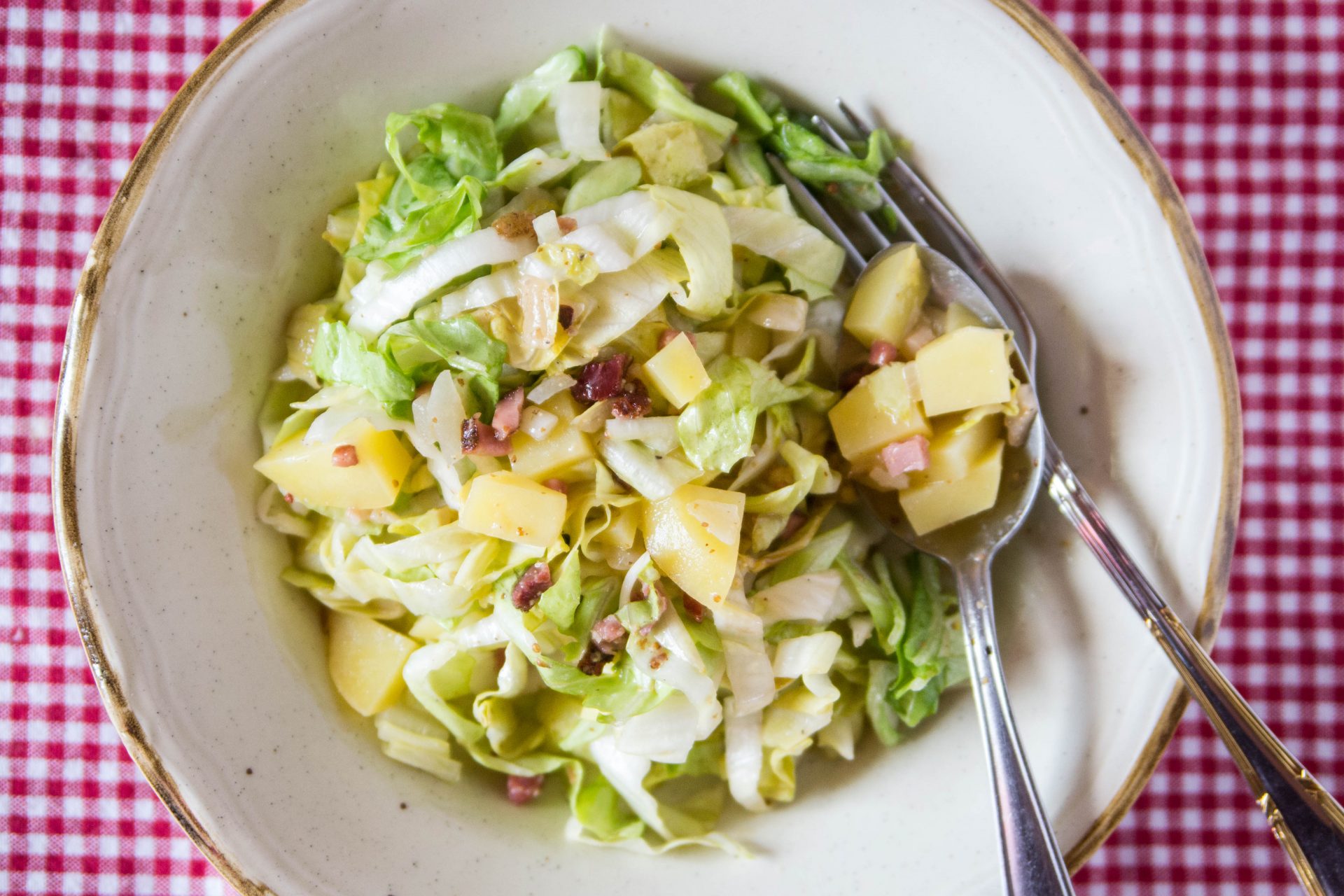 Lauwarmer Zuckerhut-Salat mit Kartoffeln und Speck