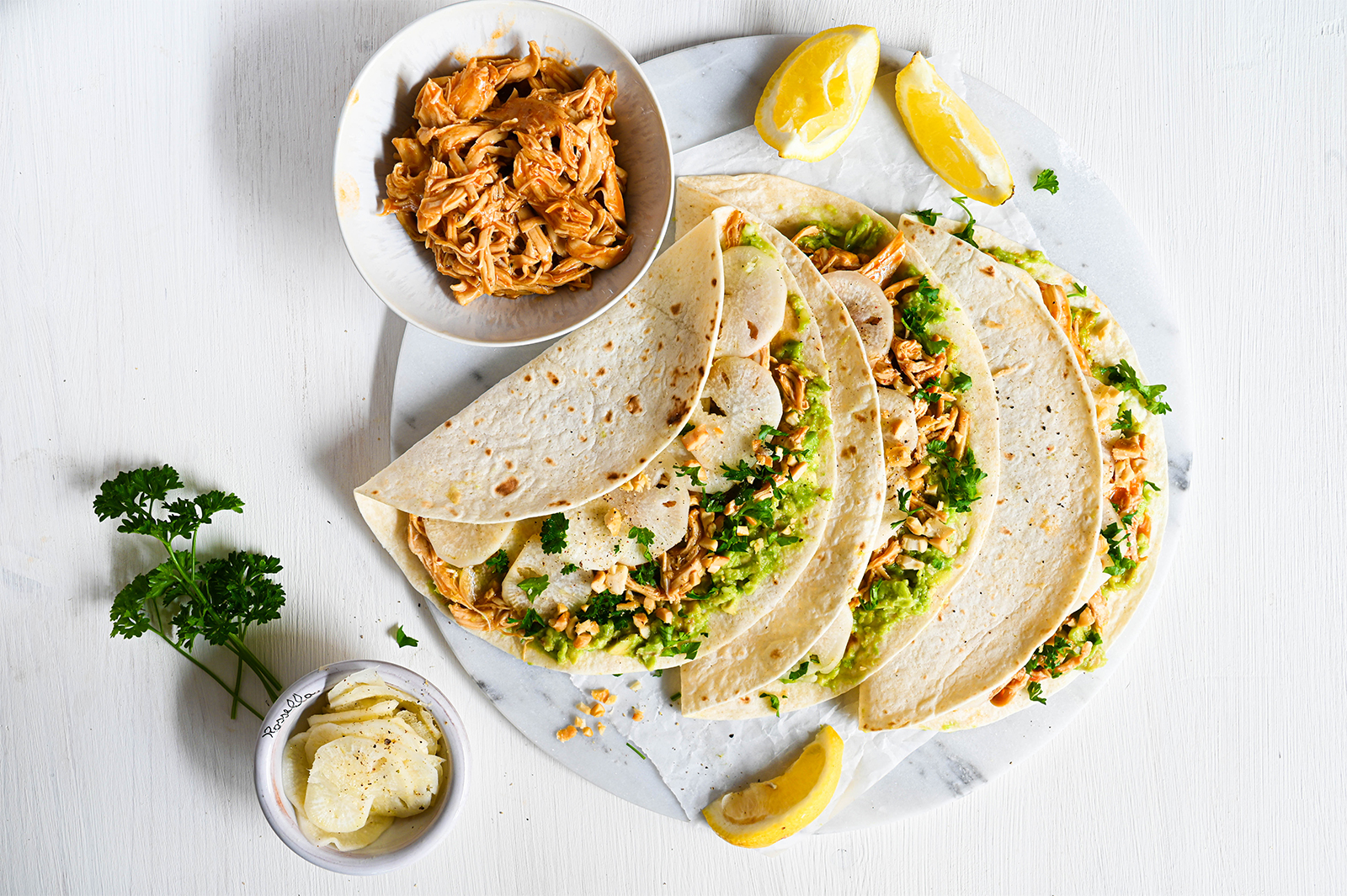 Tacos mit Pulled Chicken und mariniertem Rettich-Salat