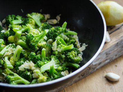 Broccoli mit Zitrone, Knoblauch und Mandeln