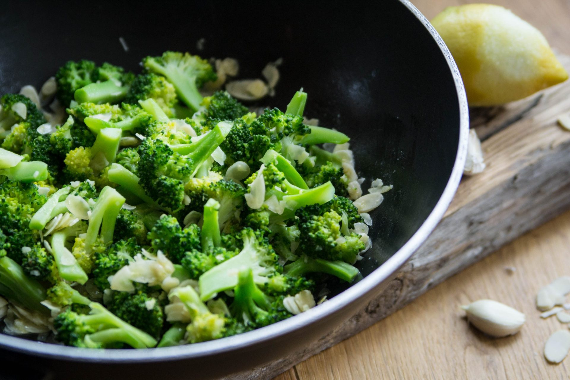 Broccoli mit Zitrone, Knoblauch und Mandeln