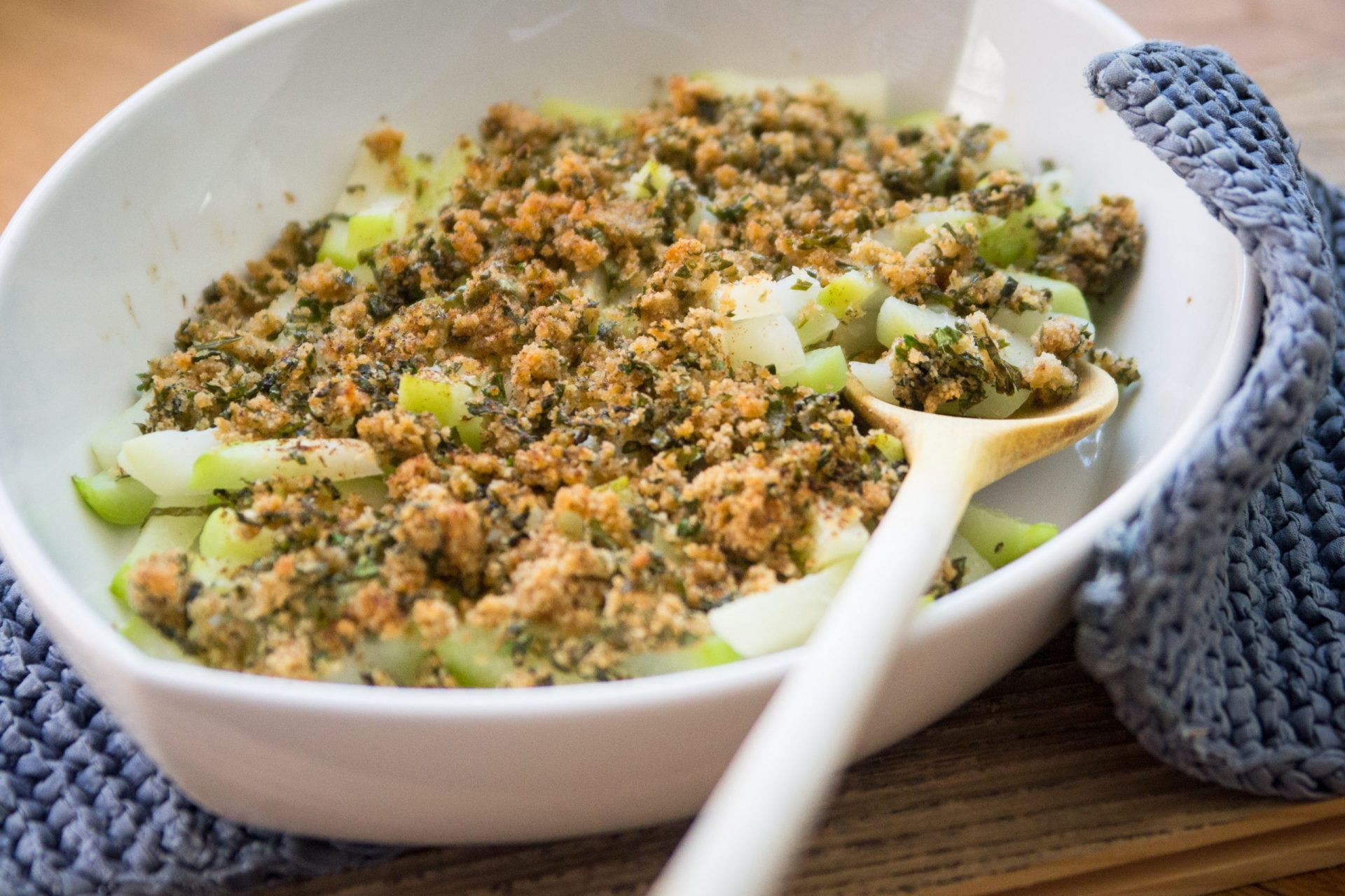 Kohlrabi mit Kräuter-Honig-Brösel