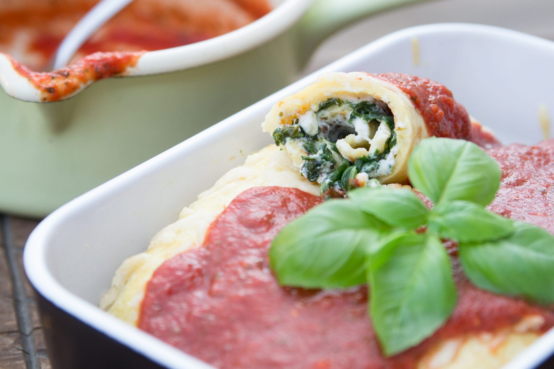 Palatschinken mit Ricotta-Mangold-Fülle