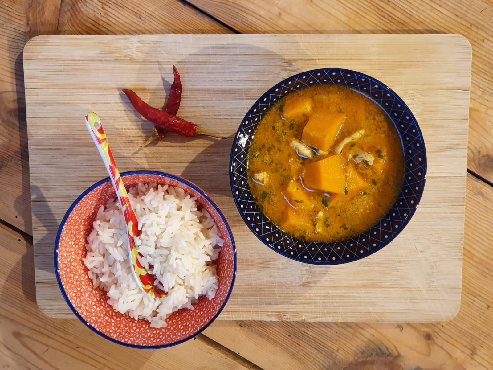 Thailändisches Curry mit Huhn und Kürbis, scharf