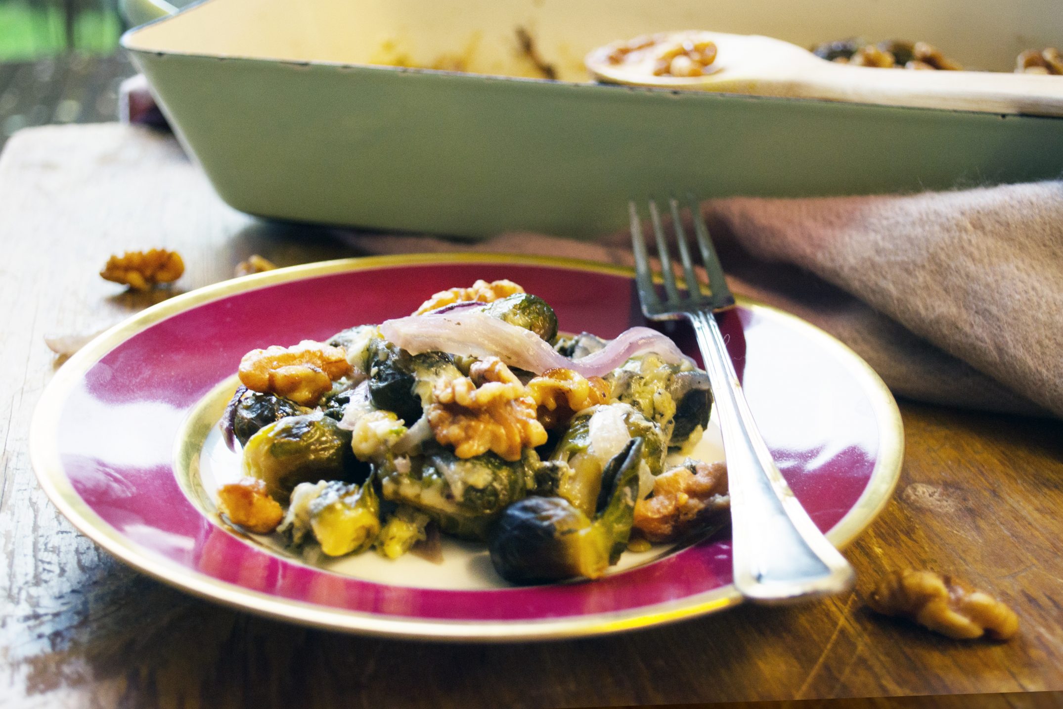 Sprossenkohl aus dem Ofen mit Gorgonzola und karamellisierten Walnüssen