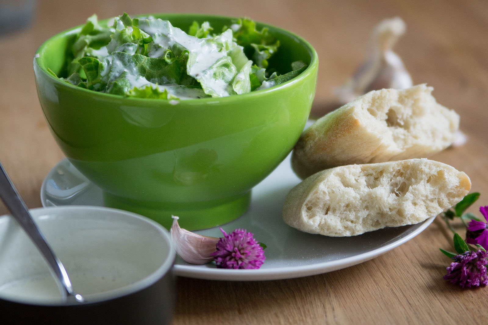 Salat mit Knoblauch-Joghurt-Dressing