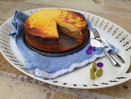 Rhabarberkuchen aus Vollmehl mit Topfenschaum