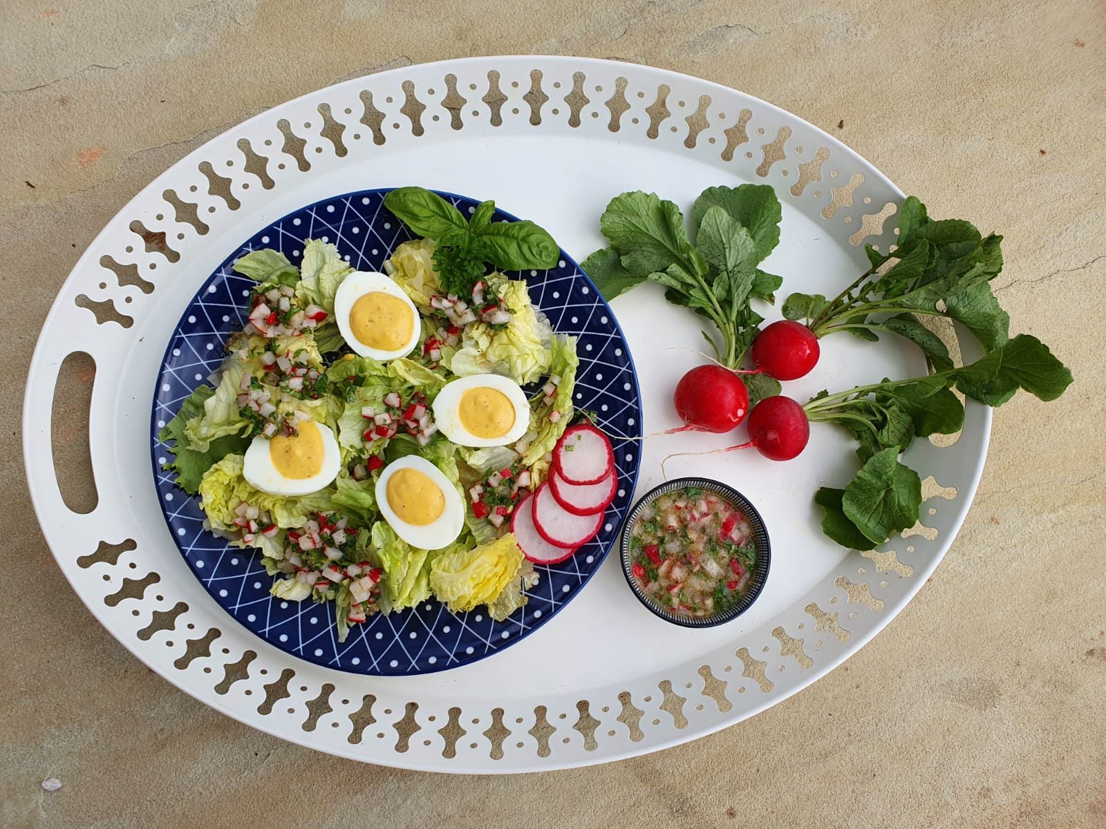 Gefüllte Eier auf Blattsalat mit Radieschen-Vinaigrette