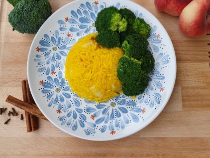 Safran-Reis mit Broccoli und Pfirsich