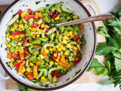 Pikanter Salat aus Stangensellerie, Paprika und Mais