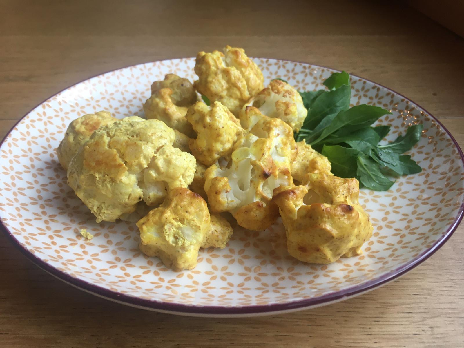 Würziger Karfiol aus dem Ofen mit Joghurt-Dip