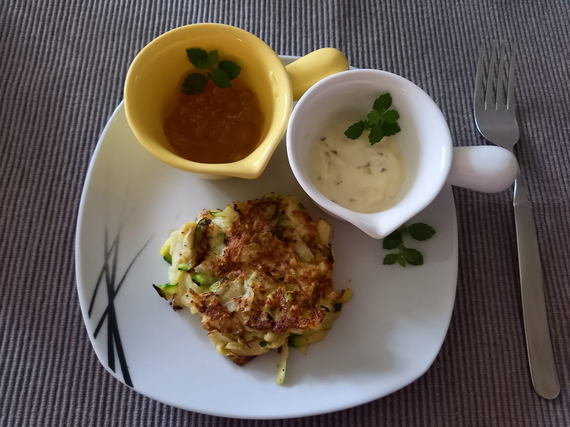 Zucchini-Kohlrabi-Rösti mit Joghurt-Dip und scharfem Marillen-Dip