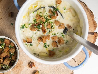 Lauch-Zwiebel-Suppe mit gerösteten Schwarzbrotwürfel