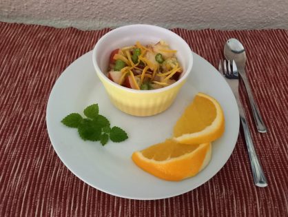 Pfirsich-Stangensellerie-Salat mit Chili und Orangen-Ingwer-Dressing