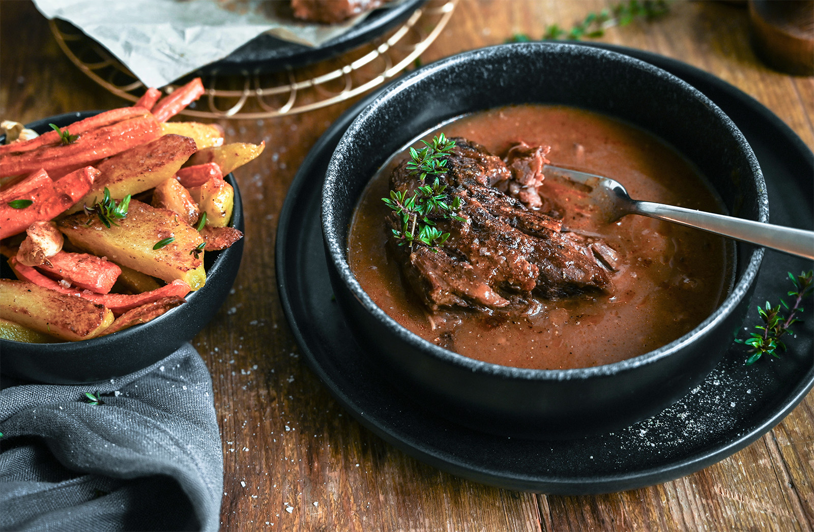 Geschmorter Rinderbraten mit Gemüse aus dem Ofen