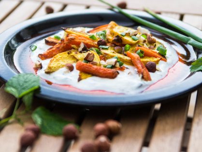 Im Ofen geröstete Rohnen und Karotten auf Kräuter-Joghurt mit gehackten Haselnüssen