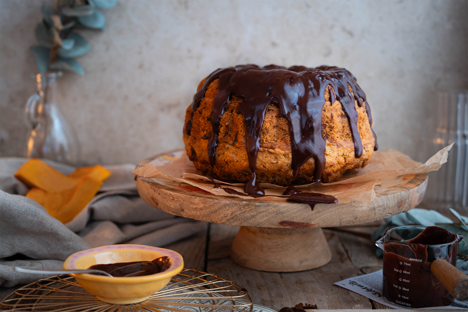 Guglhupf mit Kürbis und Schokoladen-Glasur