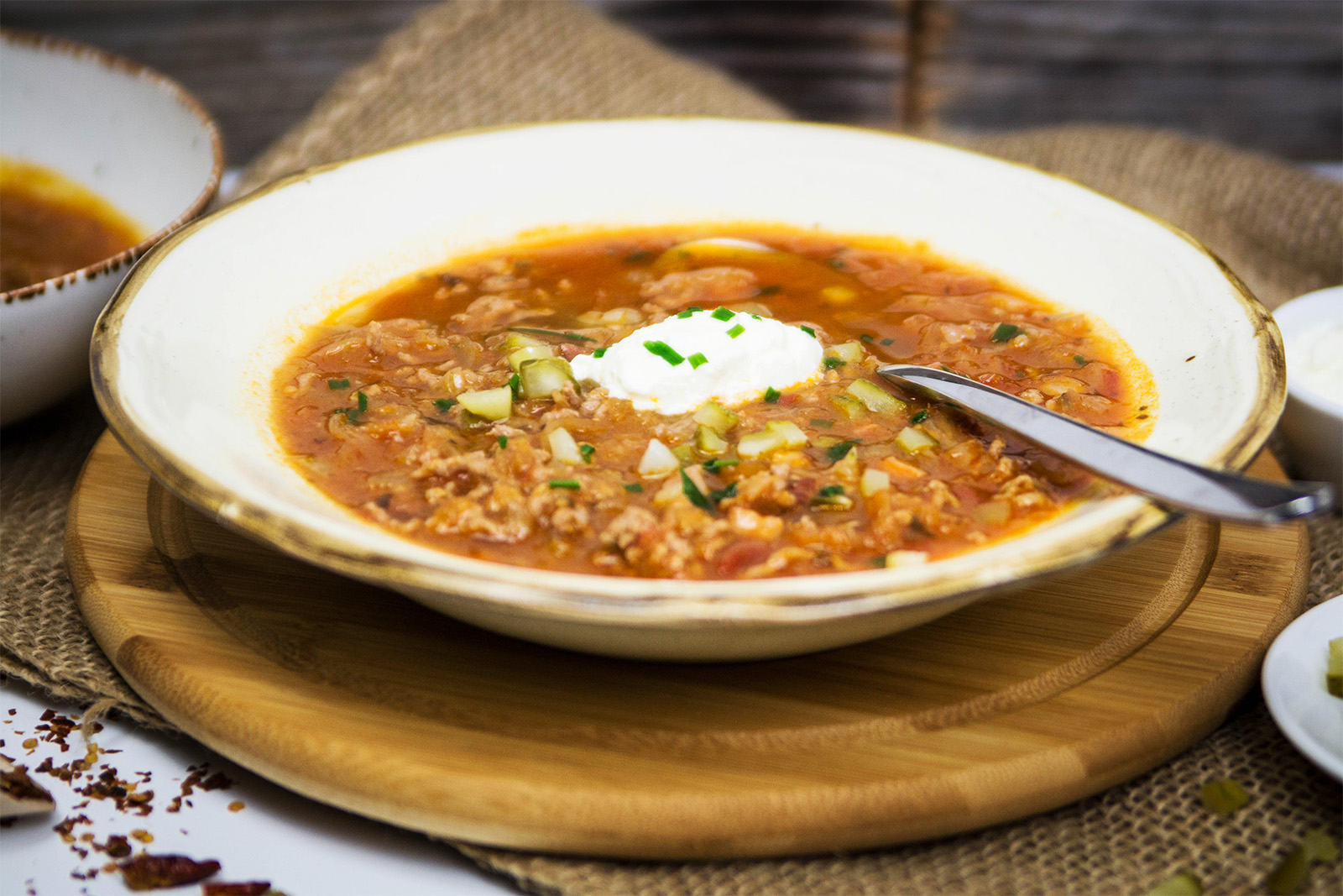 Pikante Sauerkraut-Suppe mit Faschiertem und Tomaten (für Feste geeignet)