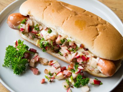 Hot-Dog mit Chili-Cheese-Sauce und Radieschen-Relish