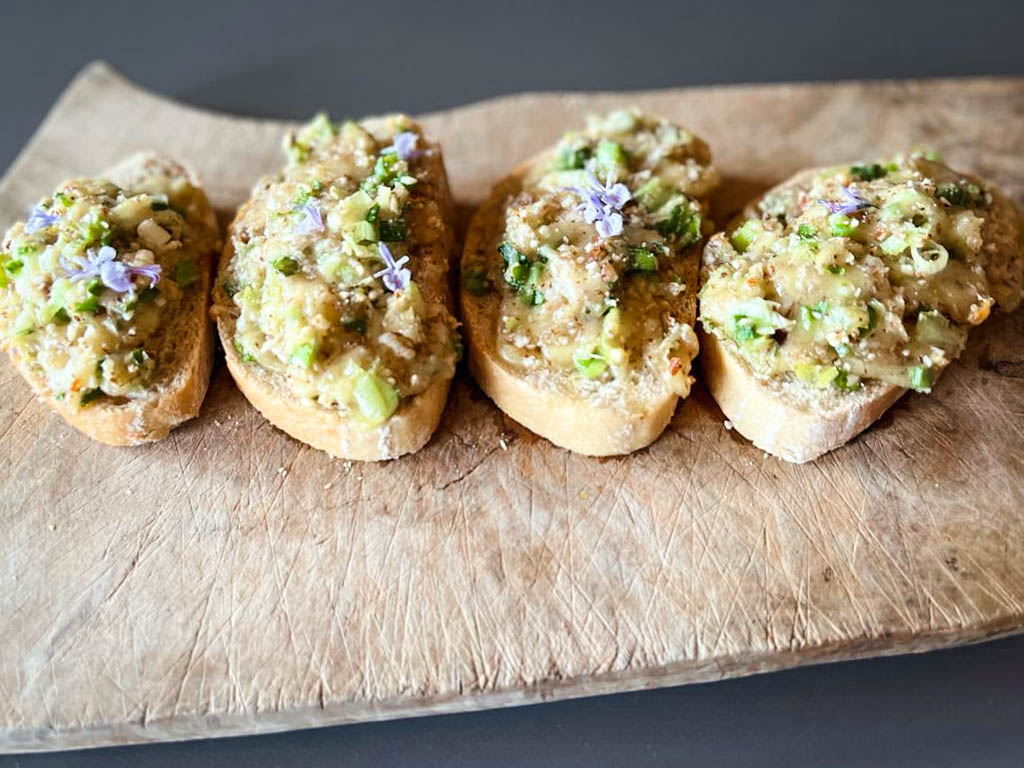 Bruschetta mit Lauch oder Jungzwiebeln