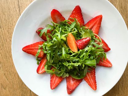 Rucola-Salat mit Erdbeeren und fruchtiger Marinade