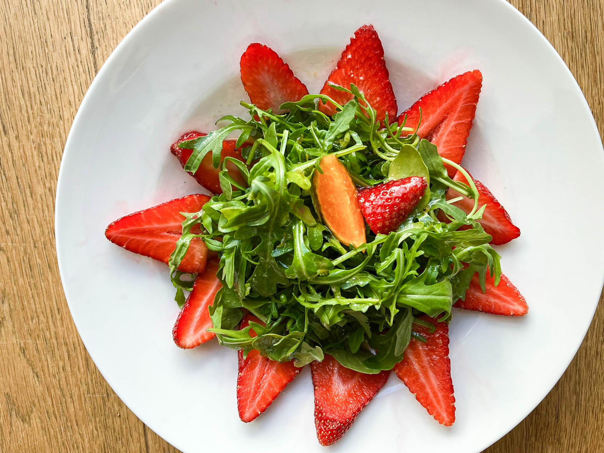 Rucola-Salat mit Erdbeeren und fruchtiger Marinade