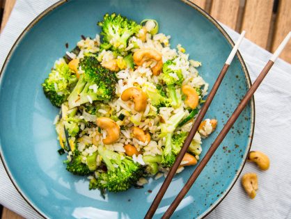 Gebratener Reis mit Broccoli, Cashews und Ei