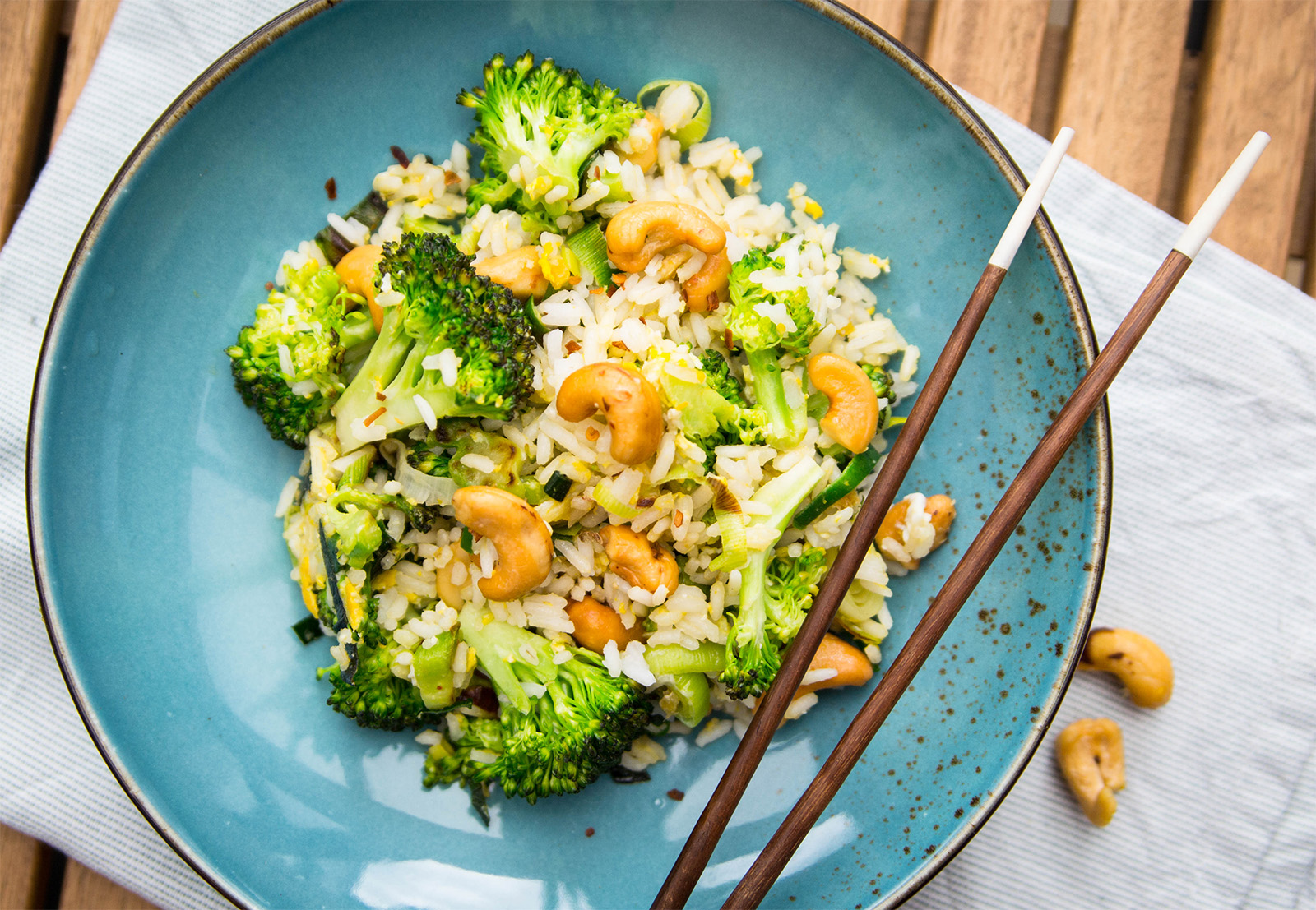 Gebratener Reis mit Broccoli, Cashews und Ei