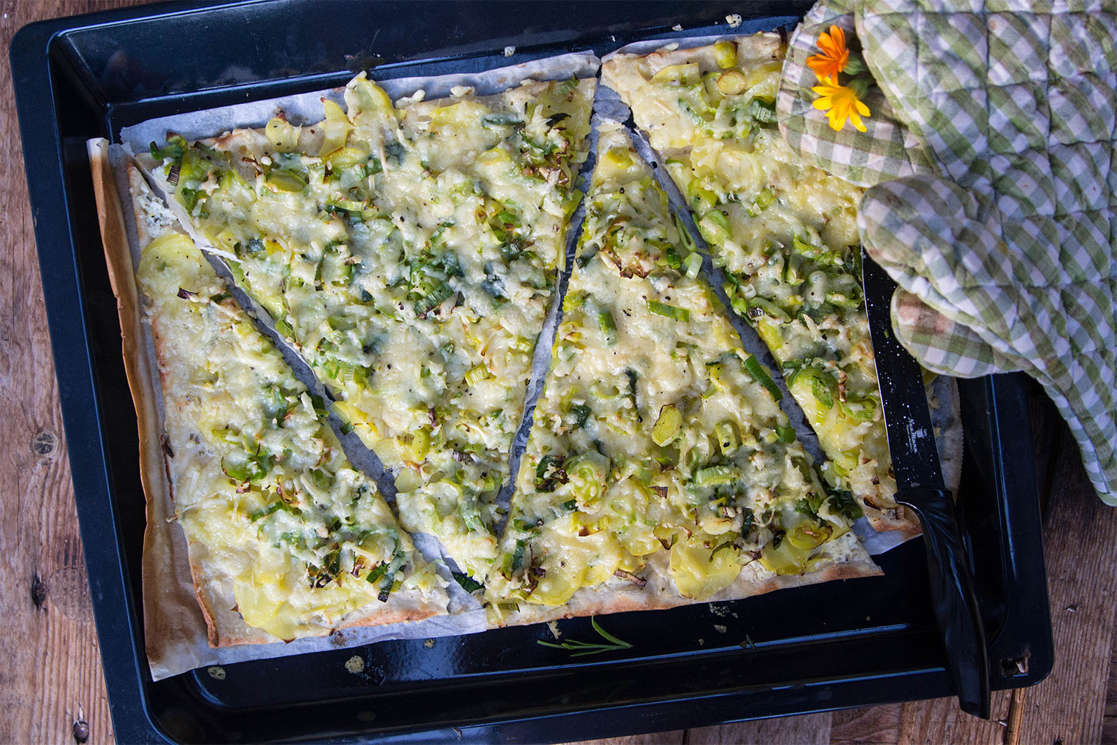 Flammkuchen mit Kartoffeln, Käse und Lauch