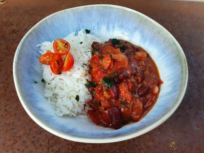 Tomaten-Kidneybohnen-Topf mit Kreuzkümmel zu Basmati-Reis