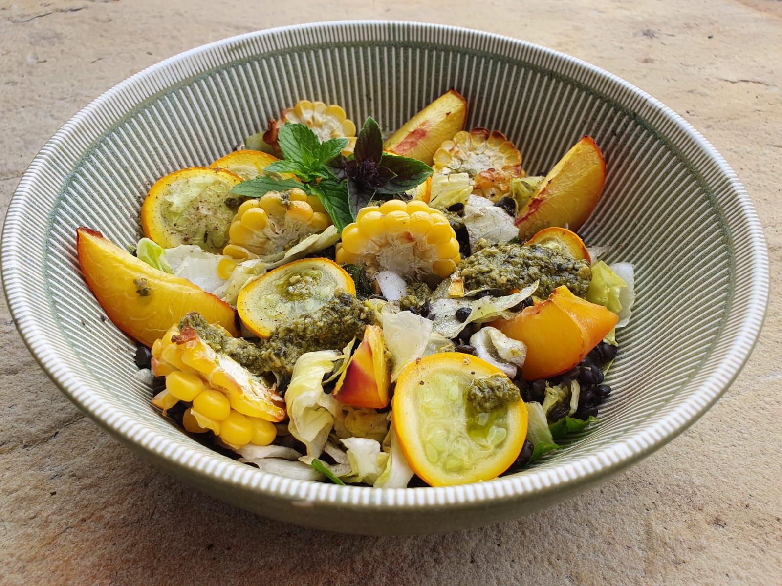 Linsen-Bowl mit frischem Mais, Zucchini und Nektarinen