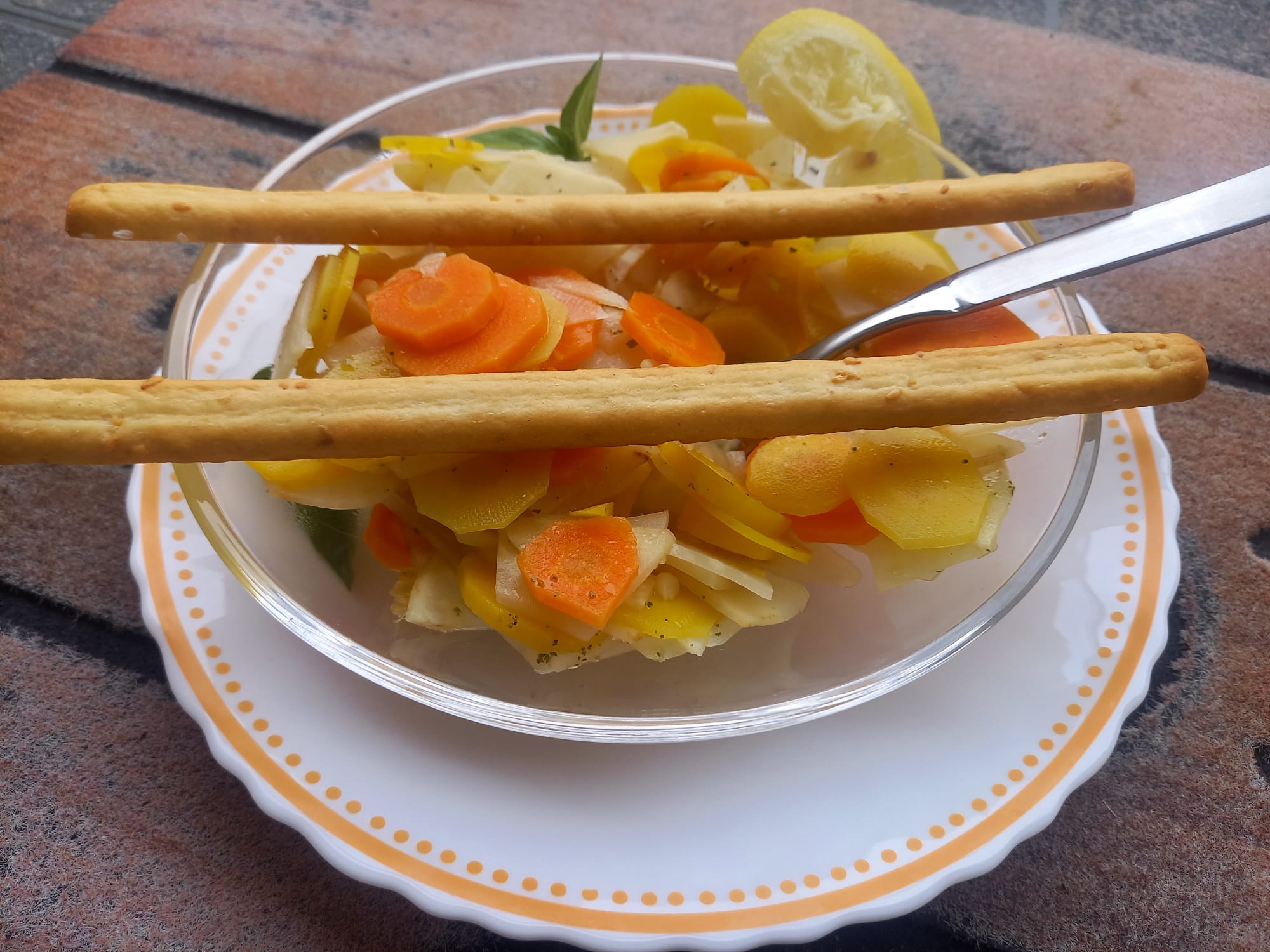Salat aus Sellerie und Karotten in Zitronenmarinade