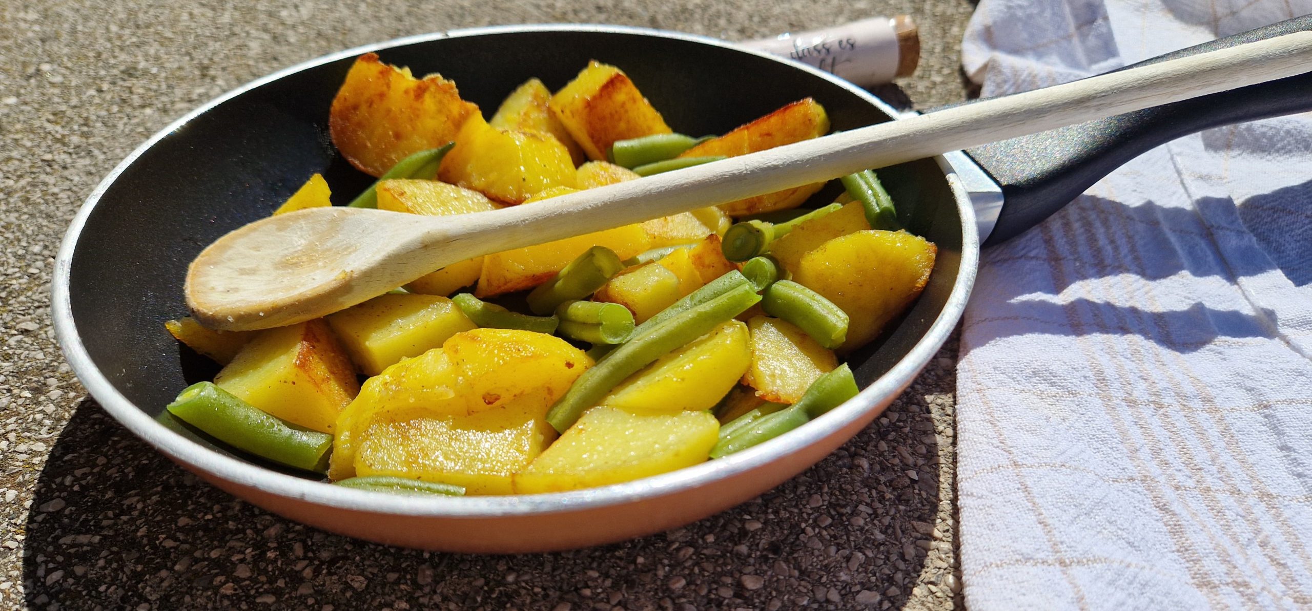 Bratkartoffel mit grünen Bohnen und  Basilikum-Pesto