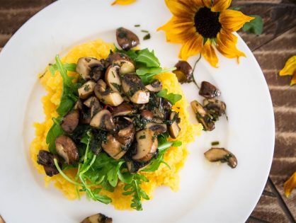 Polenta mit gebratenen Pilzen auf Rucola-Salat