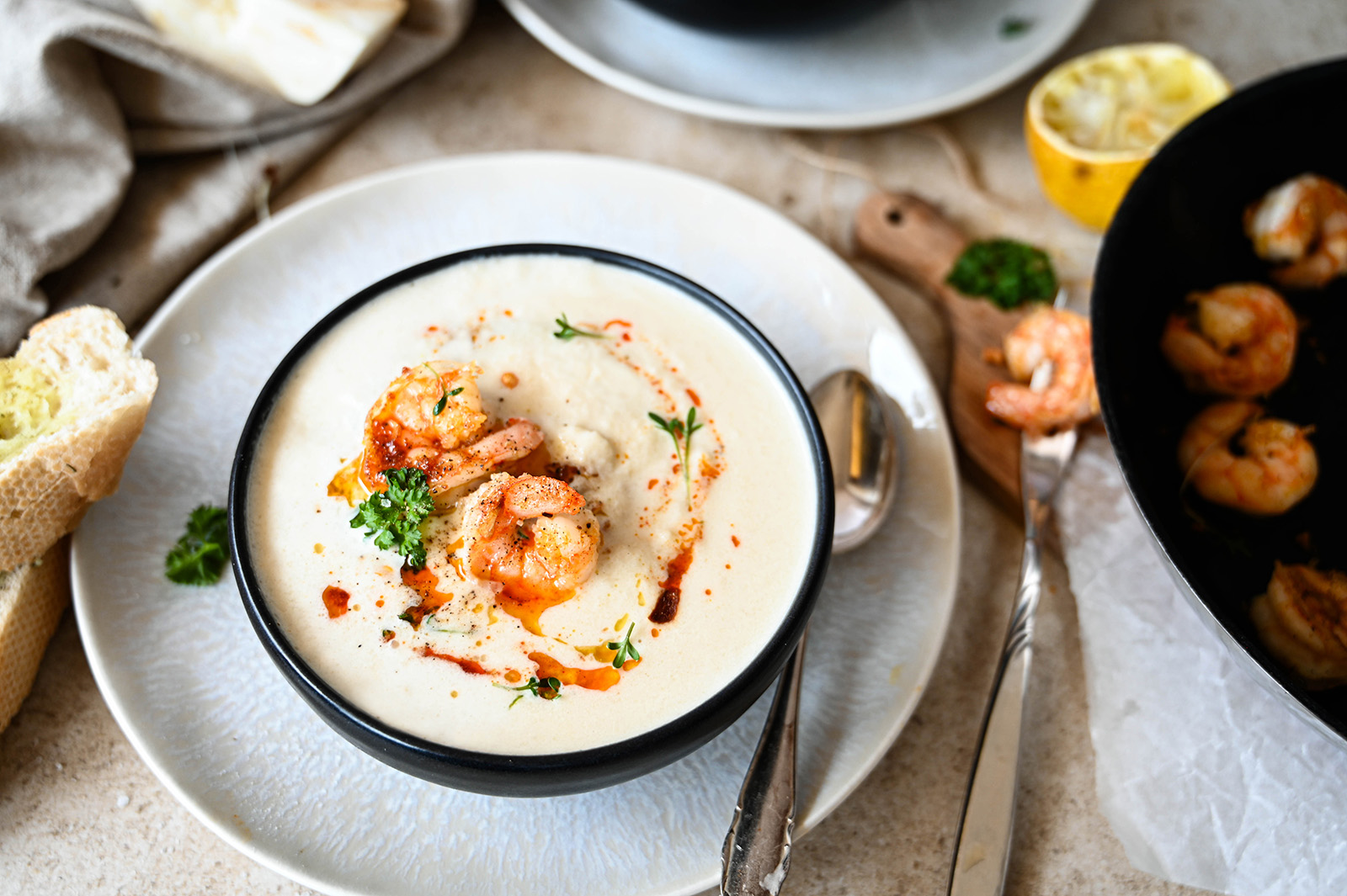 Selleriecremesuppe mit gebratenen Shrimps