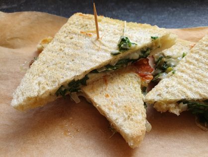 Gebackene Sandwiches mit Zuckerhut-Salat und Mozzarella