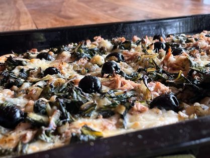 Blechpizza mit Mangold, Thunfisch und schwarzen Oliven