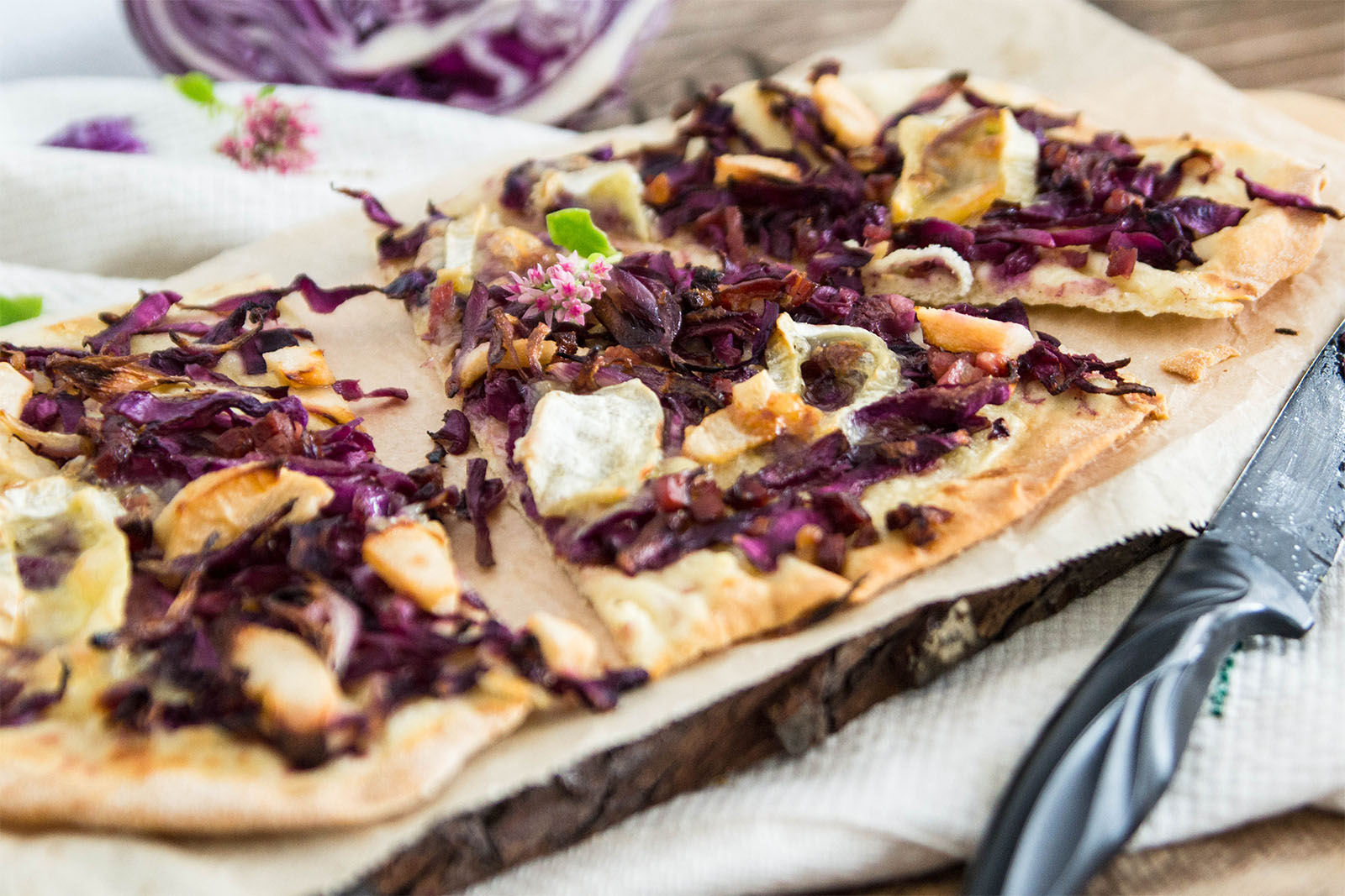 Blaukraut-Flammkuchen mit Schinkenspeck und Camembert
