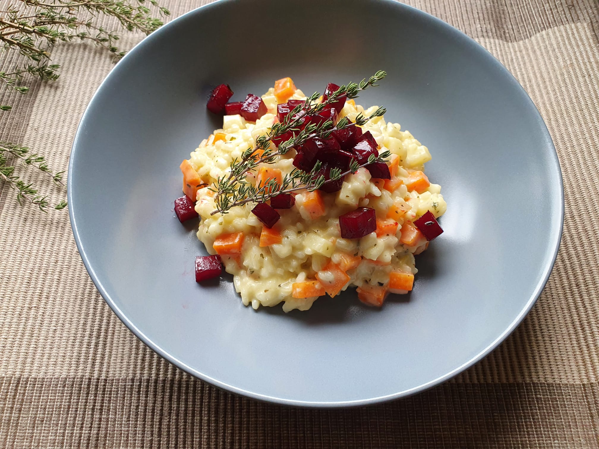 Bunter, herbstlicher Risotto mit einem Rohnen-Topping