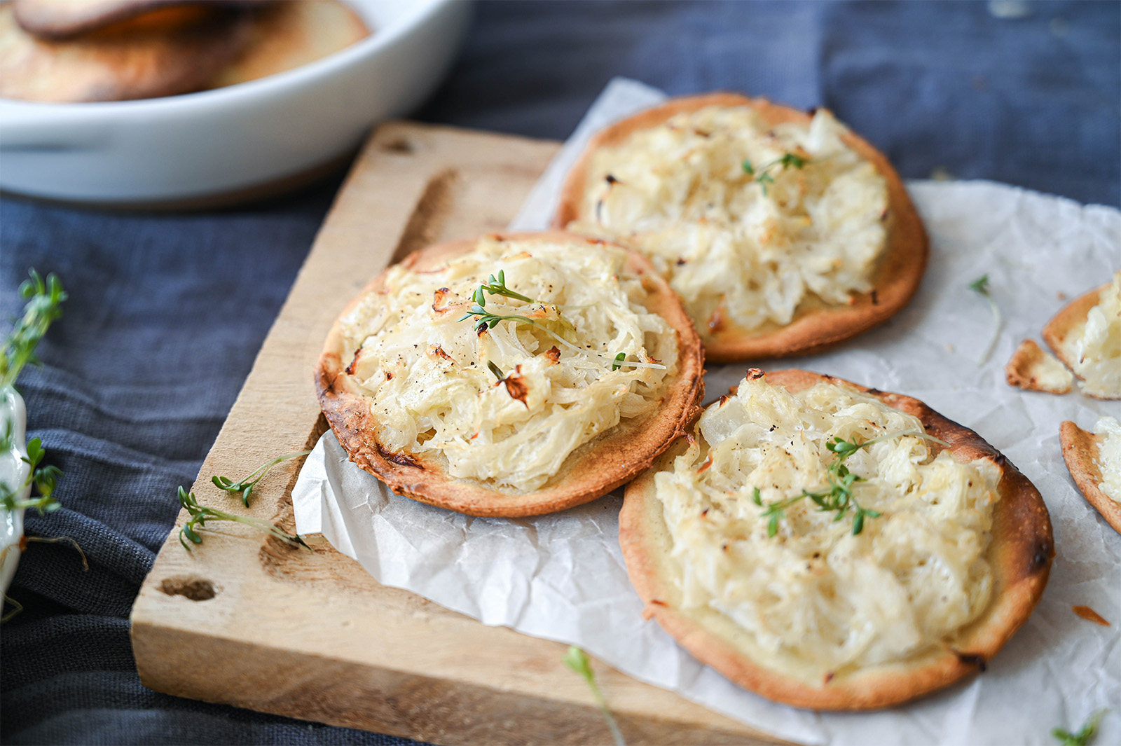 Kleine Flammkuchen mit Sauerkraut