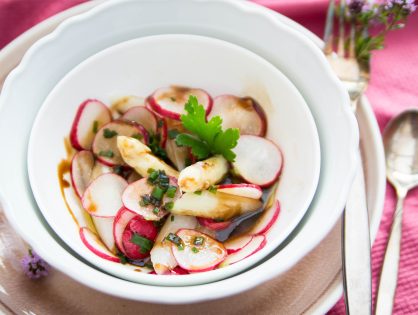 Lauwarmer Radieschen-Spargel-Salat mit Balsamico-Essig