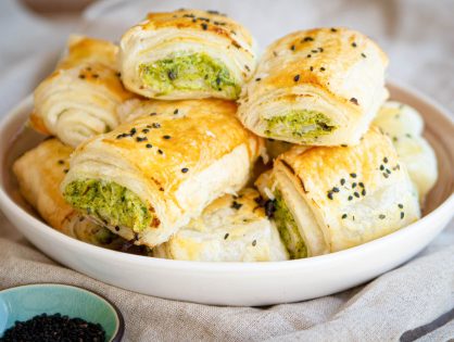 Blätterteigtaschen mit Broccoli-Ricotta-Fülle und Joghurt-Dip