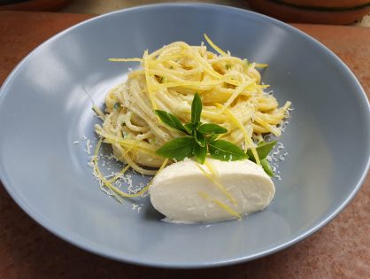 Pasta mit Zucchinicreme und Mozzarella