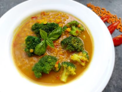 Rotes Linsencurry mit Broccoli oder Karfiol und Tomaten in Zitronen-Kokosmilch
