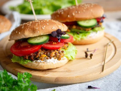 Veggie-Burger mit Linsen-Patties und Joghurt-Schafskäse-Creme