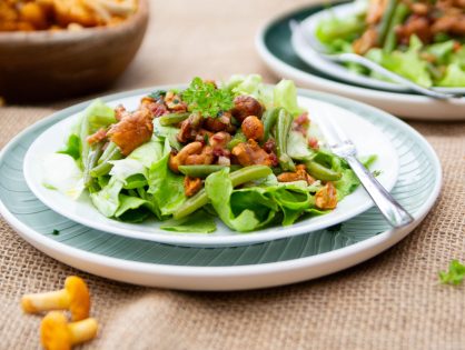 Blattsalat mit Eierschwammerl, grünen Bohnen und Speck