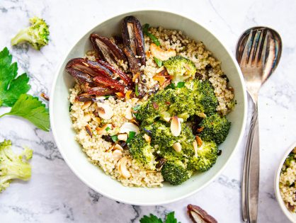 Quinoa-Salat mit Broccoli oder Romanesco, Mandeln und Datteln
